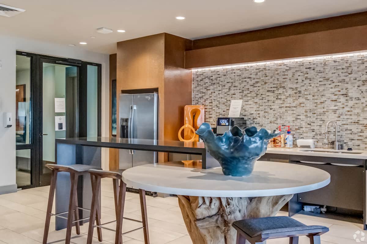 RGVtYW5kUGljdHVyZToyMzMyMTUzMjE3