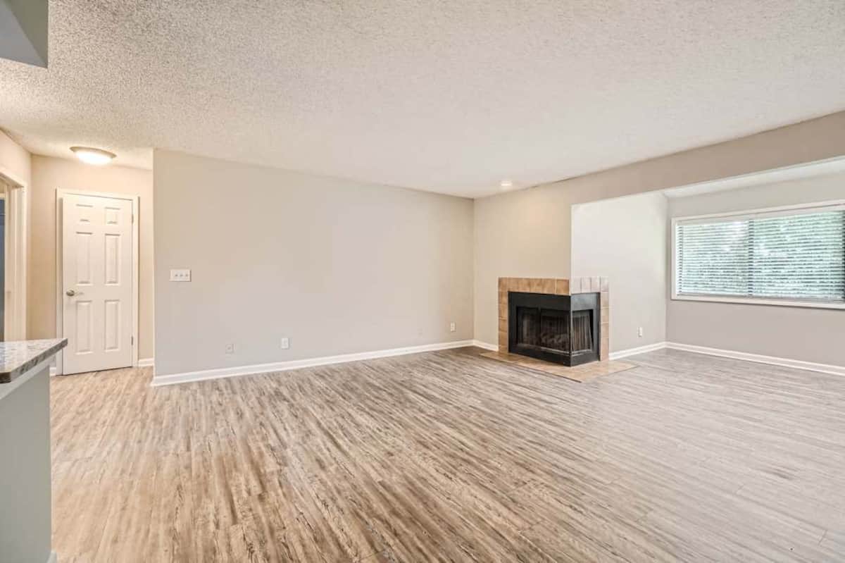 RGVtYW5kUGljdHVyZToyNDEyMjY2NDE1