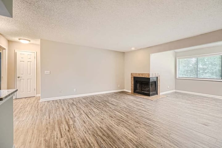 RGVtYW5kUGljdHVyZToyNDEyMjY2NDE1