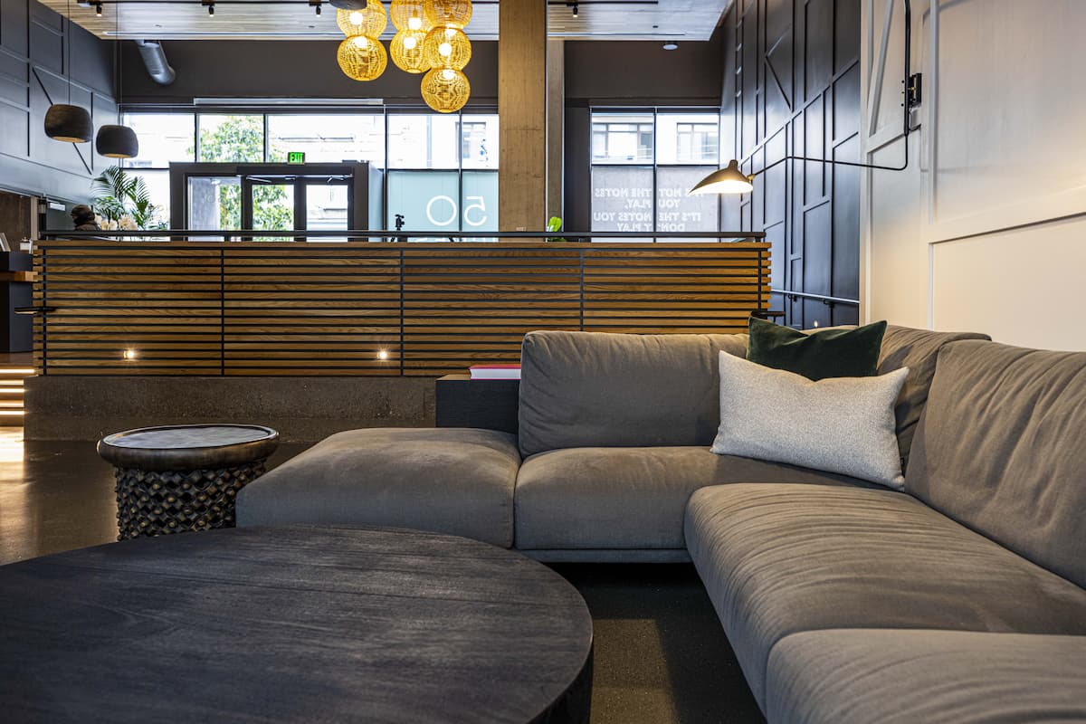 RGVtYW5kUGljdHVyZToyMTc0Nzk0ODMz