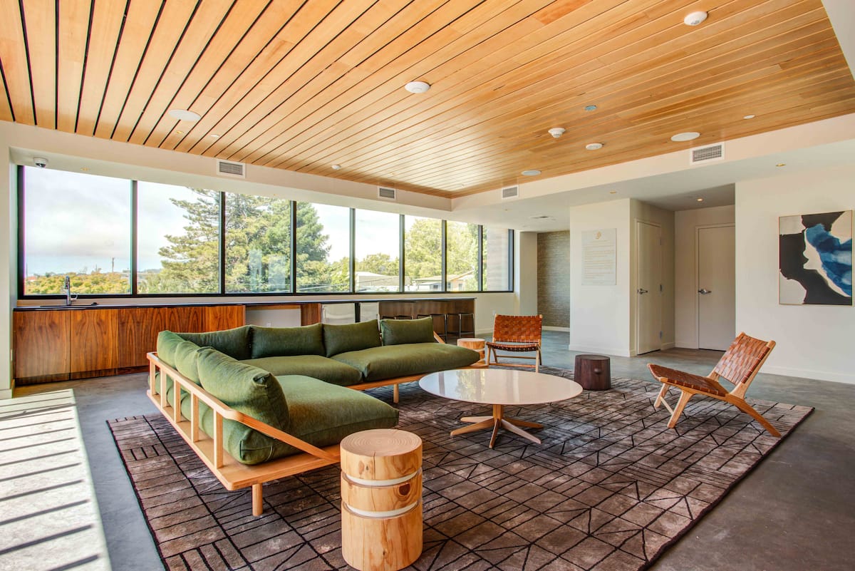 RGVtYW5kUGljdHVyZToyMTc0Nzk0MTEw