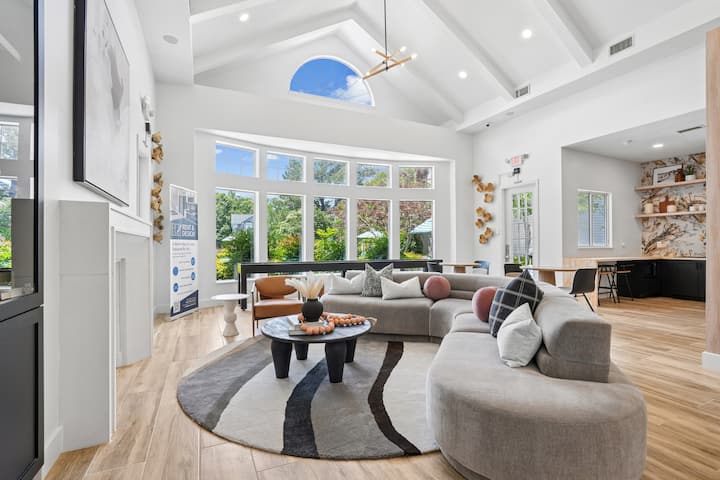 RGVtYW5kUGljdHVyZToyNDEyMjY5MTgz