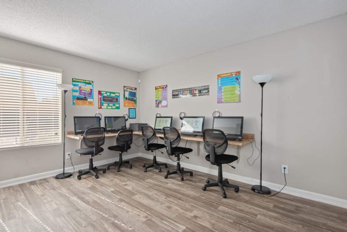 RGVtYW5kUGljdHVyZToxOTU1MjE5MjE1