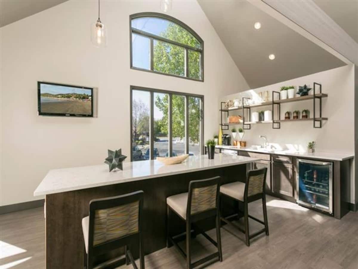 RGVtYW5kUGljdHVyZToxOTU1MjE5NDMx