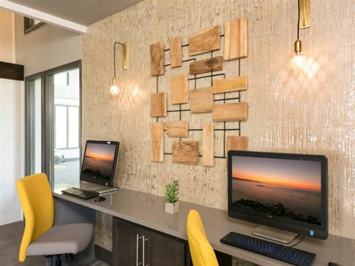 RGVtYW5kUGljdHVyZToxOTU1MjE5NDI4