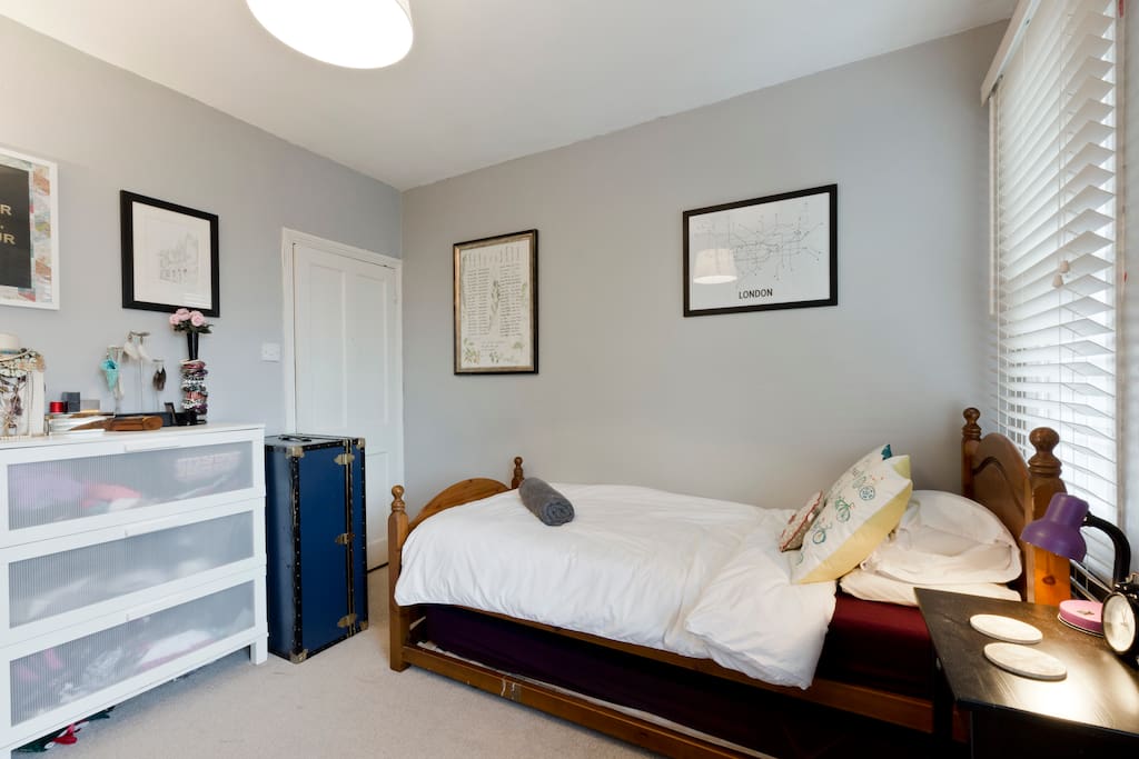 Comfy bed with small side table. Newly decorated room with lovely day light in room with new Venetian blinds to open and close. The room is at the front of the house but on a quiet road.