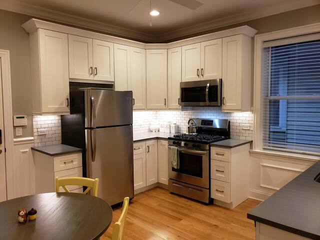 Newly renovated, Family/Kid Friendly, near Wrigley gallery image 5