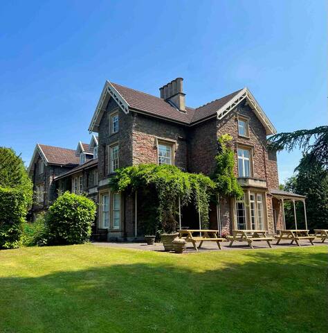 Entire Mansion 14 en suite bedrooms sleeps 34 gallery image 3