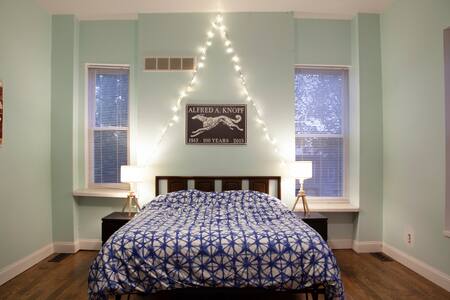 Cozy vintage townhome with a private backyard