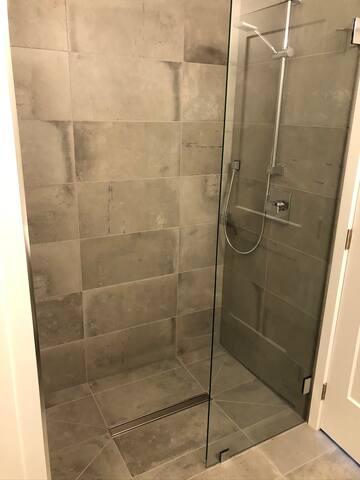 Luxury oceanfront, 4 bed/4 bath, private hottub gallery image 5