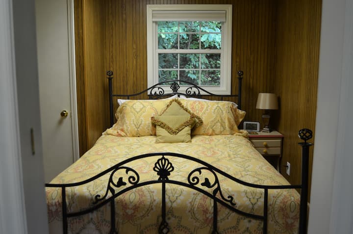 Queensize-Bett mit Wamsutta Cool & Fresh Down Alternative Bettdecke 
Mit Bettdecke und 4 Kissen