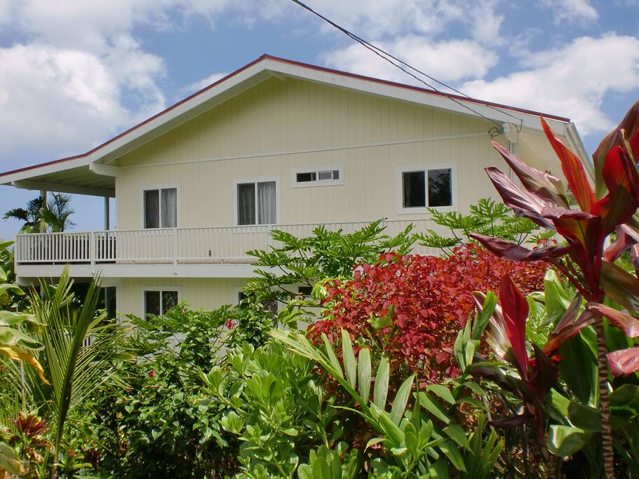 Beautiful home in peaceful neighborhood overlooking the Kona Coast
