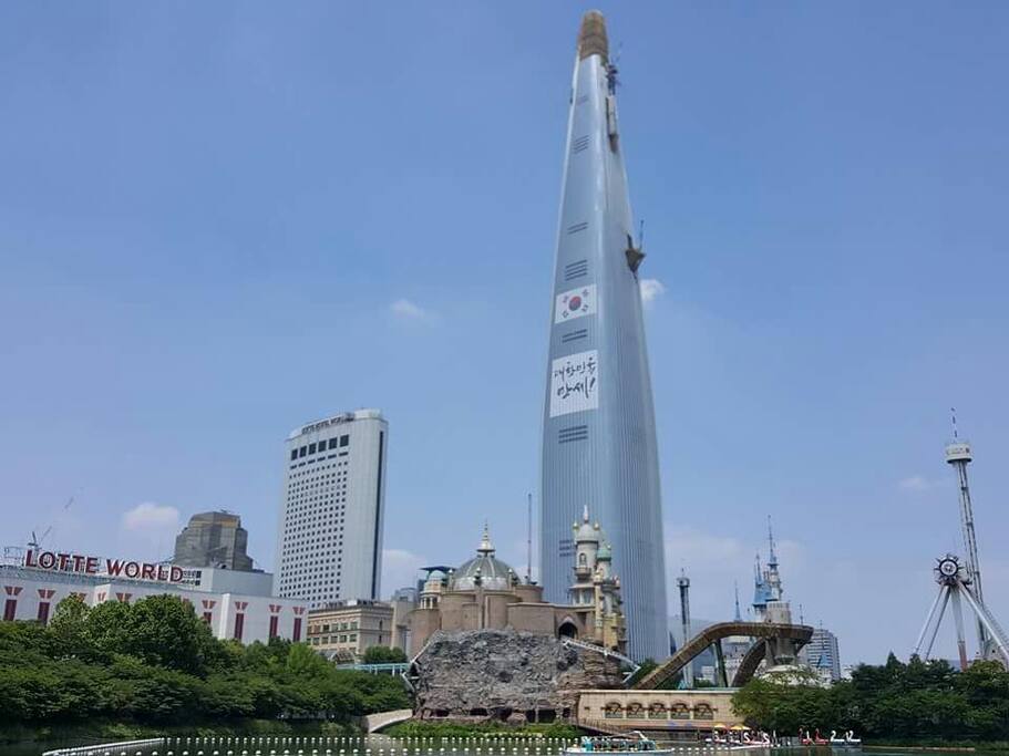 The new Lotte tower is almost to finish to build, 7~8 mins walking distance from my flat ~~