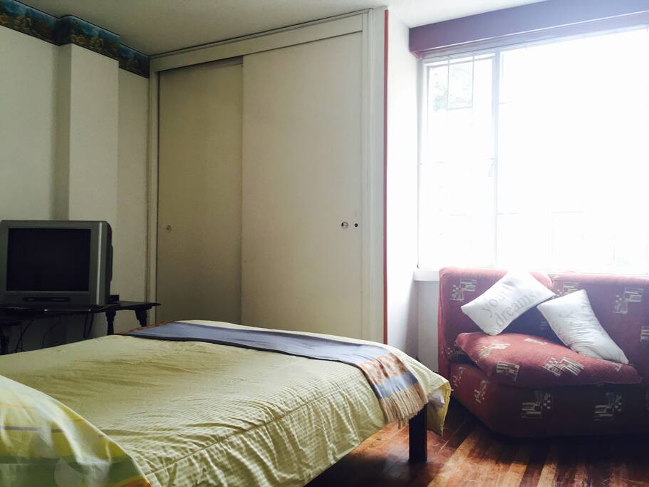 Amplio closet, TV.