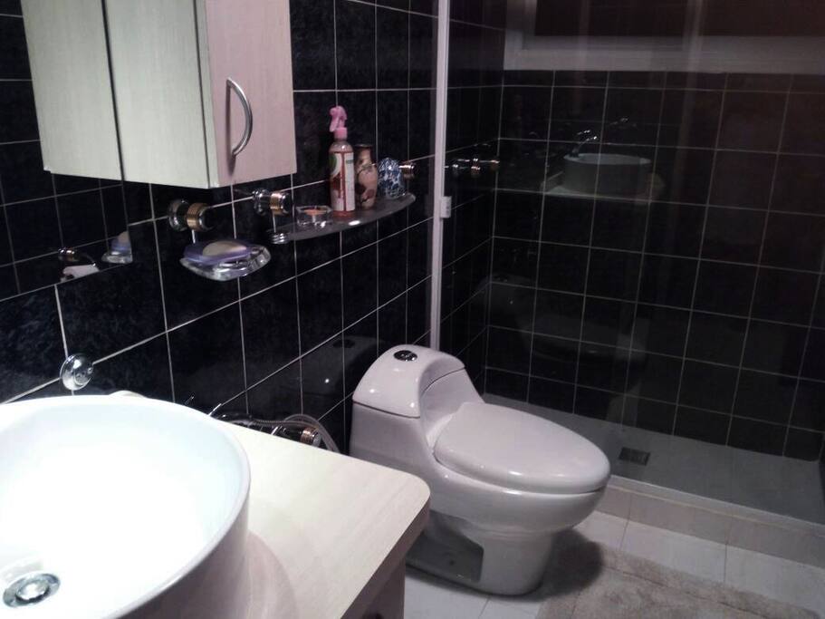 Baño 1 / Bathroom 1
