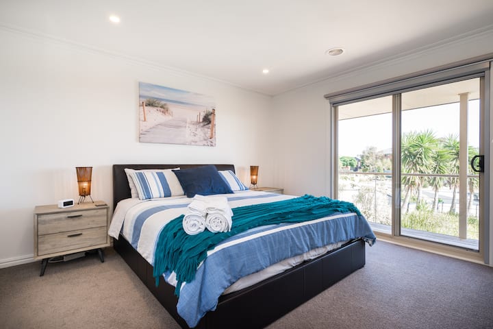 Sipërfaqet e dhomës kryesore të gjumit me banjën ngjitur