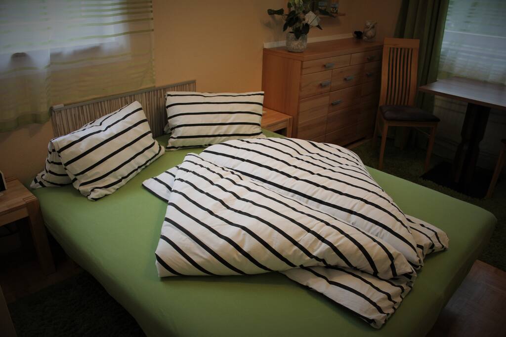 Bed with bedside table and light,
USB-sockets
- Bett mit Nachtkästchen und Licht, USB-Steckdosen, Steckdosen