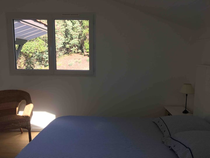 Spálňa 3 na poschodí, okno s výhľadom na dunu v zadnej časti. 140 lôžok. 