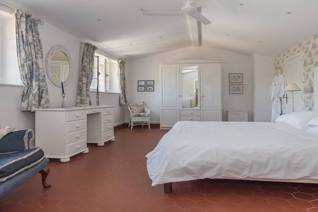 Queen size bed ,en-suite