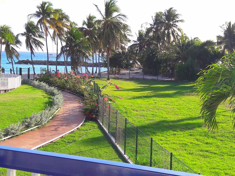 Vue mer depuis la terrasse, chemin privatif avec portail sécurisé menant à la plage