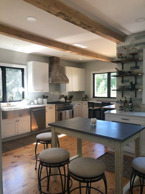 Courier House, 5 mi to weddings. 5 bed 3.5 bath