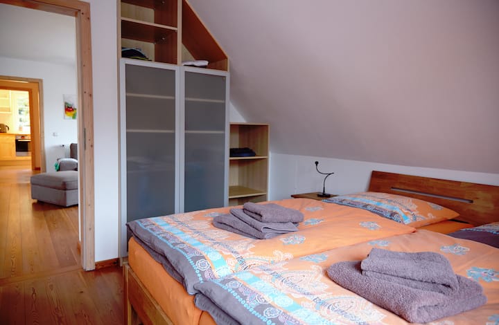 1号卧室配有双人床