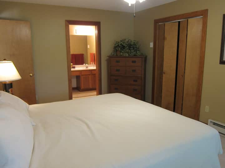 Hlavná spálňa s manželskou posteľou King.