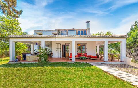Rural villa with wonderful views