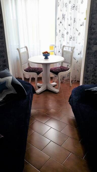 Tienen la comodidad de mesa, sillas y nevera