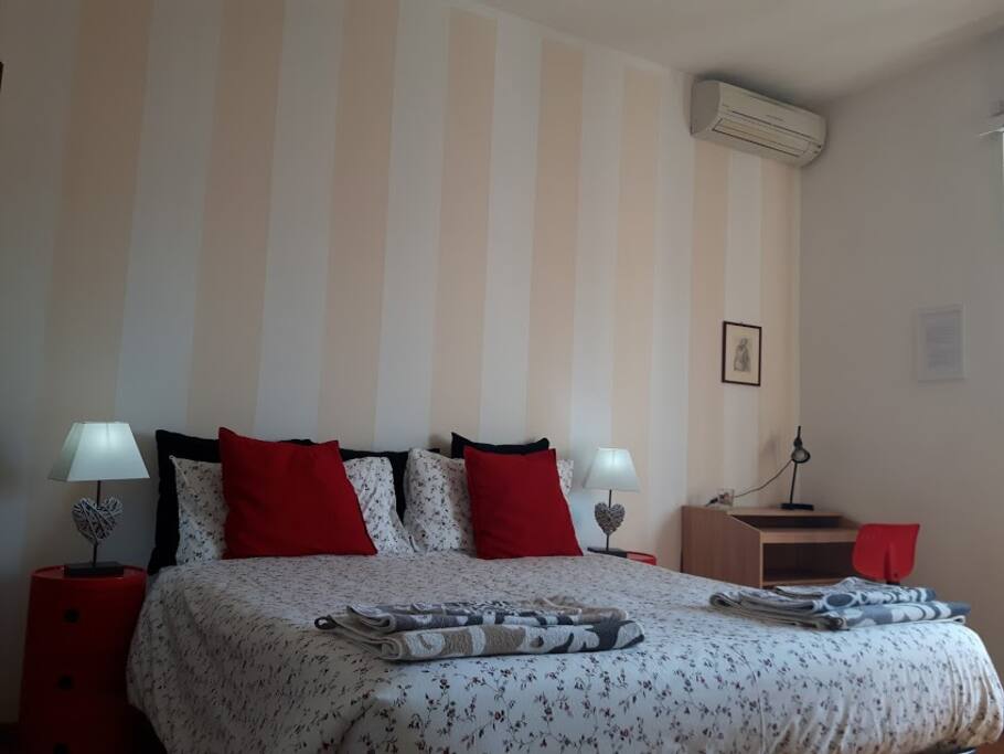 Panoramica del letto matrimoniale