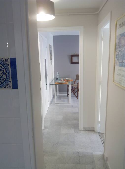Appartement F1 de 30 mètres carrés avec cuisine indépendante, salle de bain avec douche. Balcon donnant sur la colline Est de Nice. Appartement très calme et très agréable, entièrement refait à neuf... Il est entièrement équipé pour que vous puissiez passer un séjour confortable. Au pied de l'entrée de l'immeuble vous avez le tramway, tous les commerces sont disponibles au pied de l'immeuble, tabac presse, magasin d'alimentation, pharmacie, restaurant, snack... Vous serez proche de tout Nice sans avoir besoin d'utiliser votre véhicule... Gare SNCF RIQUIER à moins de 5 minutes, centre-ville à moins de 10 minutes et plage, port et cours Saleya à 15 minutes en tramway... Très calme, l’appartement donne sur une cours intérieure...