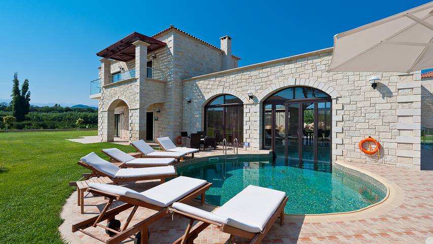 Platanias Villa, 3 BD, 3 BA, pool, 800m from sand