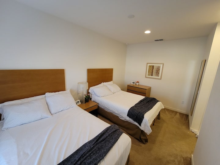 第二间卧室，两张双人床