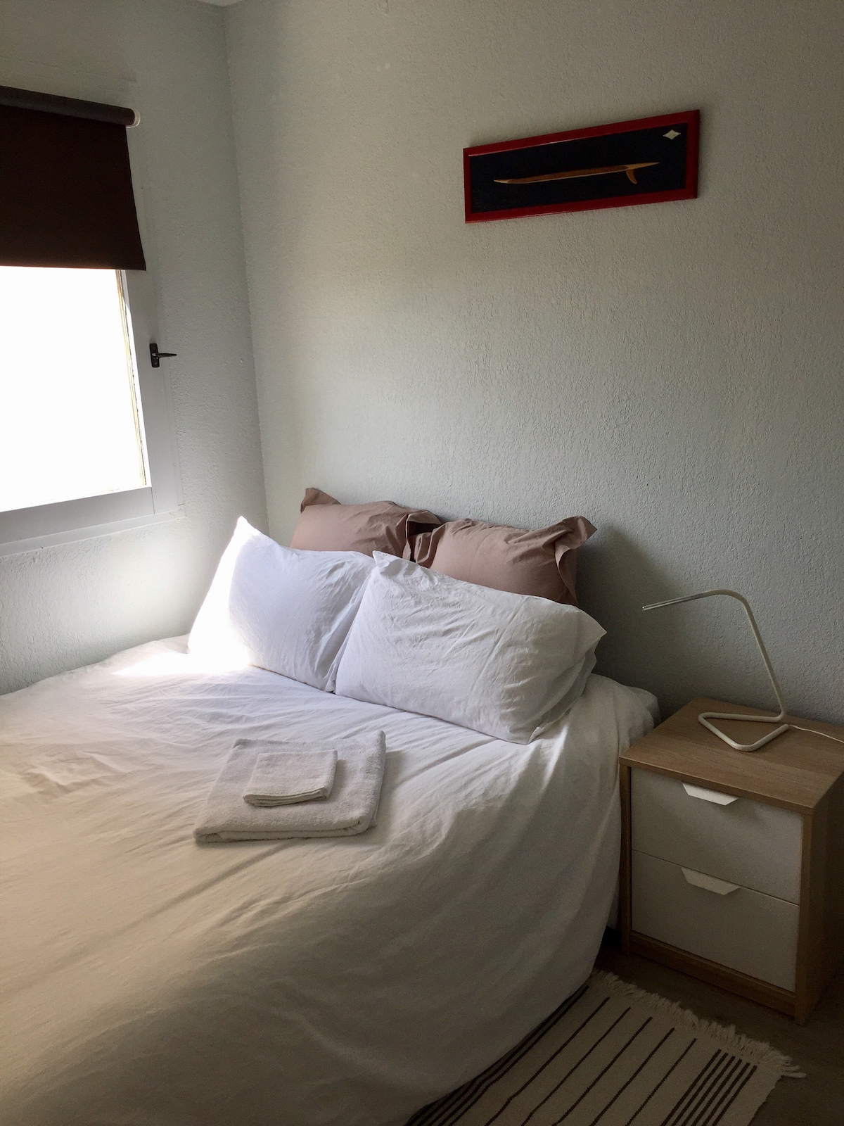 חדר השינה עם התלייה והנוף הישיר של הדיונה