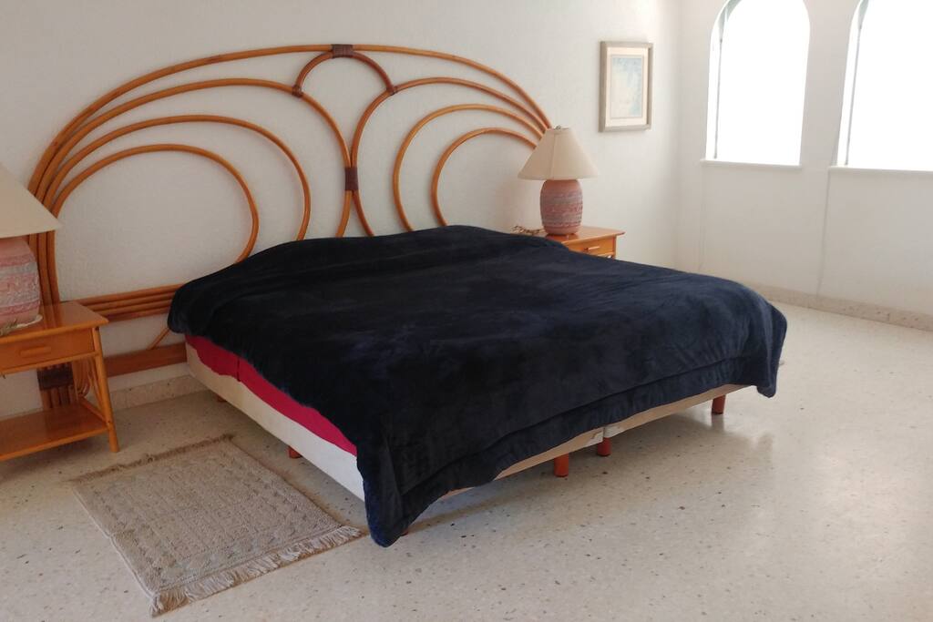 Recámara principal con cama KS