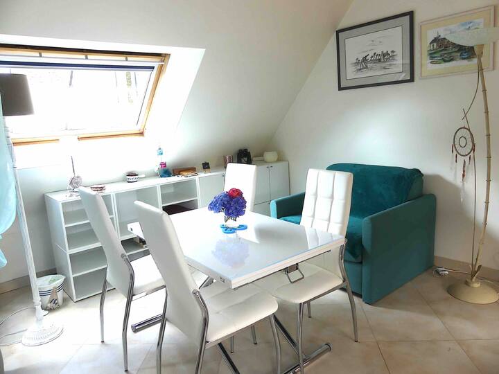 Ria d 'Etel的客厅、休闲区、花园和海景