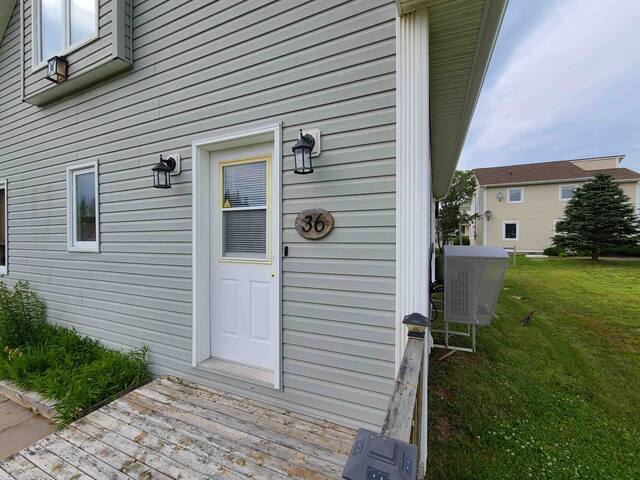 3 bedroom house with ocean view and hot tub gallery image 4