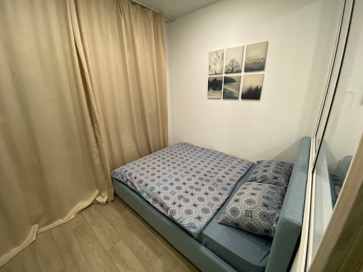 Уютная спальная отделена от гостиной перегородкой с дверью