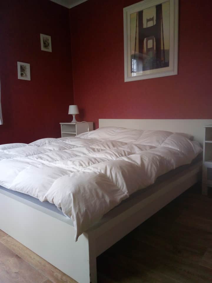 chumba hiki pia kina vitanda vya watoto 