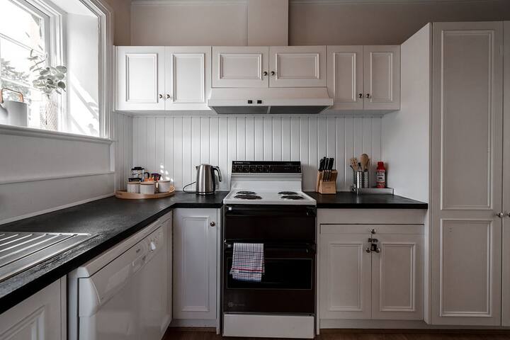 Berwick Cottage and Studio Historic Battery Point gallery image 4