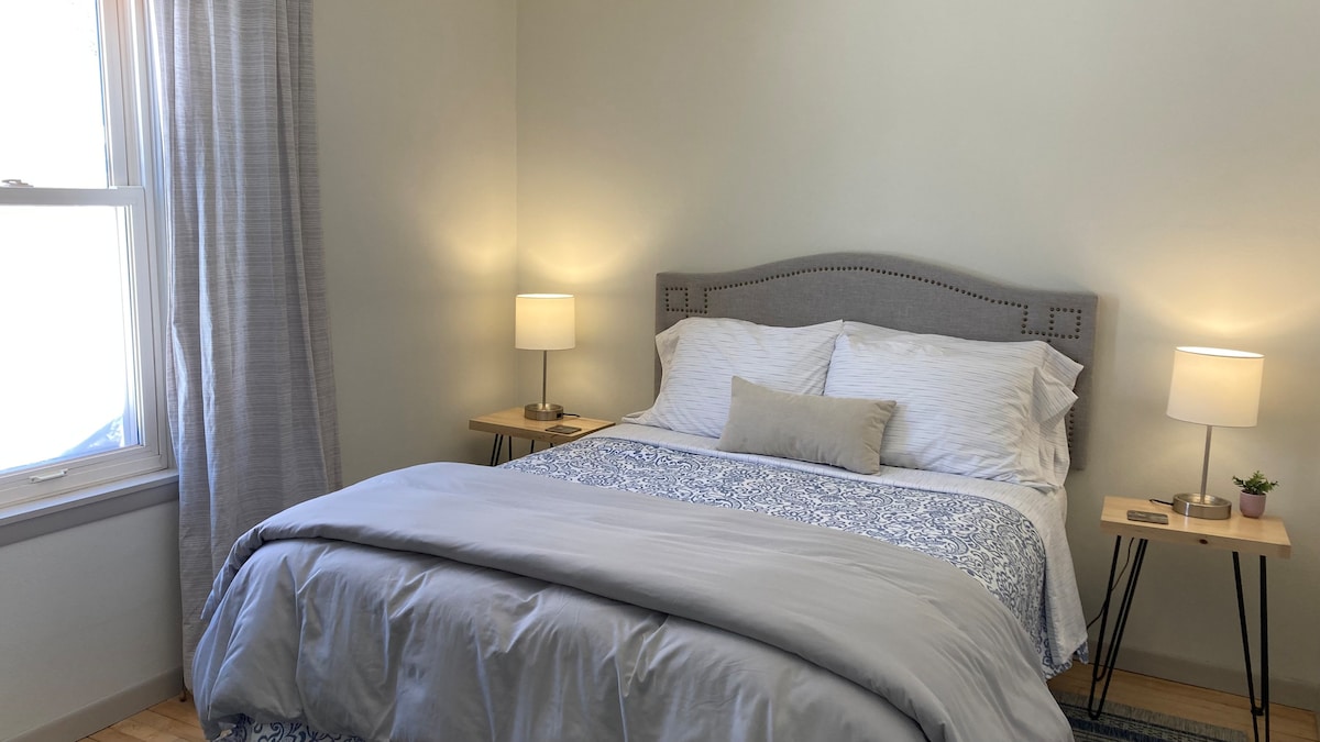 ห้องนอนชั้นหลักพร้อมเตียงควีนไซส์