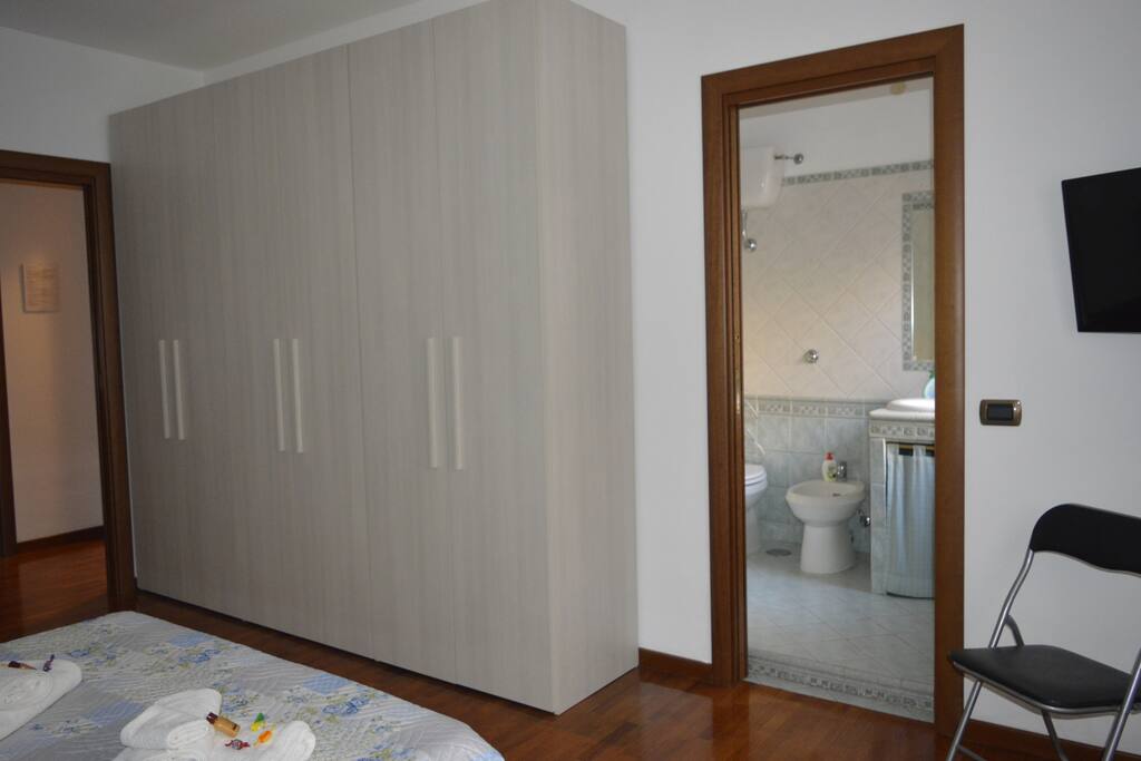Camera Matrimoniale con Bagno Privato - Vista 3