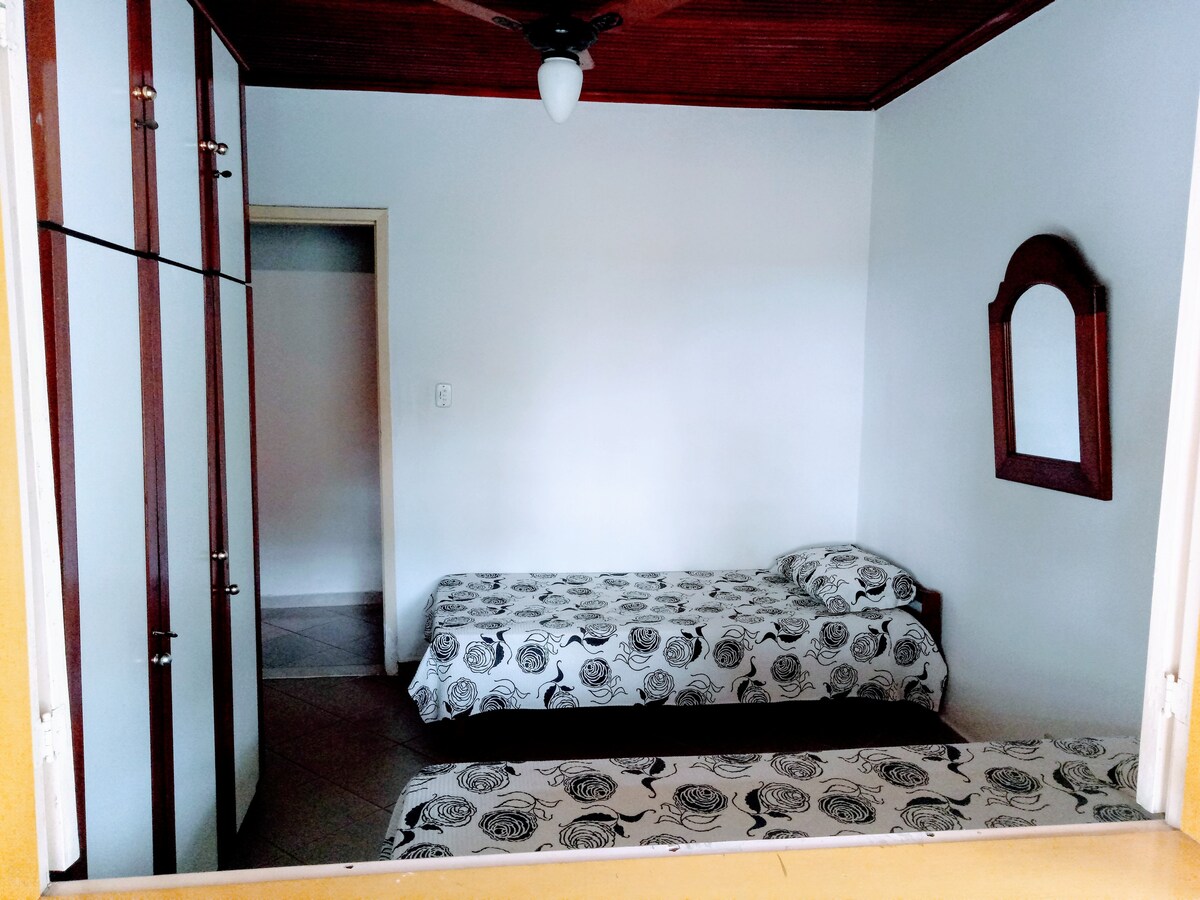 Izba s 2 samostatnými posteľami a šatníkom.