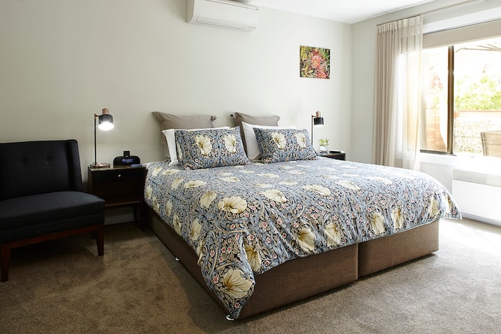 主卧配备加大双人床 