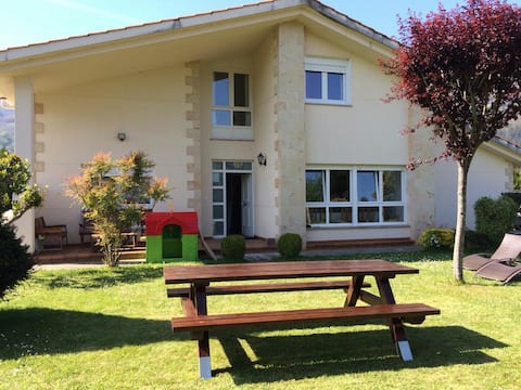 VILLA ANDREA II. House in the Cabuerniga Valley