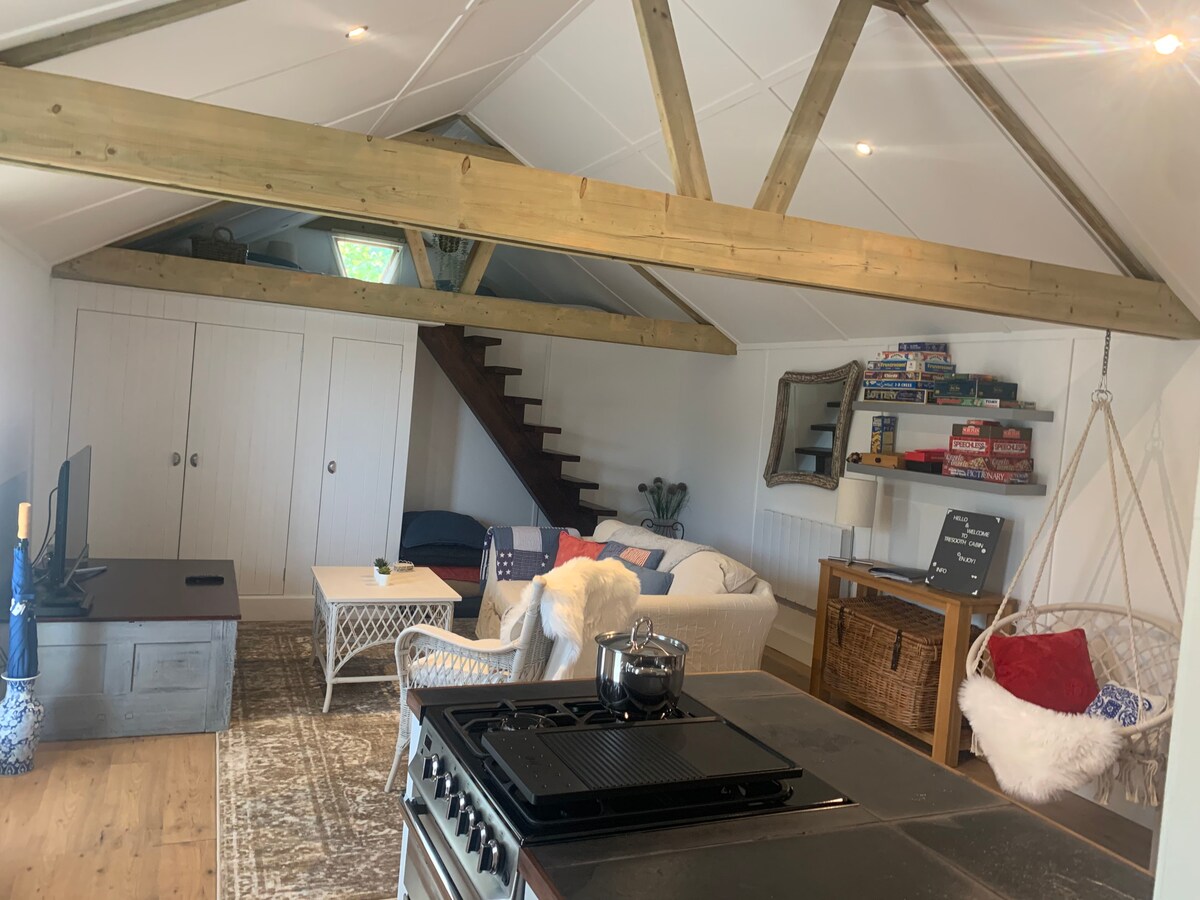 Successful Airbnb property: Tranquil timber cabin with sun deck. in Budock