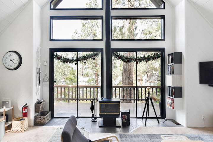 Nordik Eskape-Romantic Scandinavian Treetop Cabin