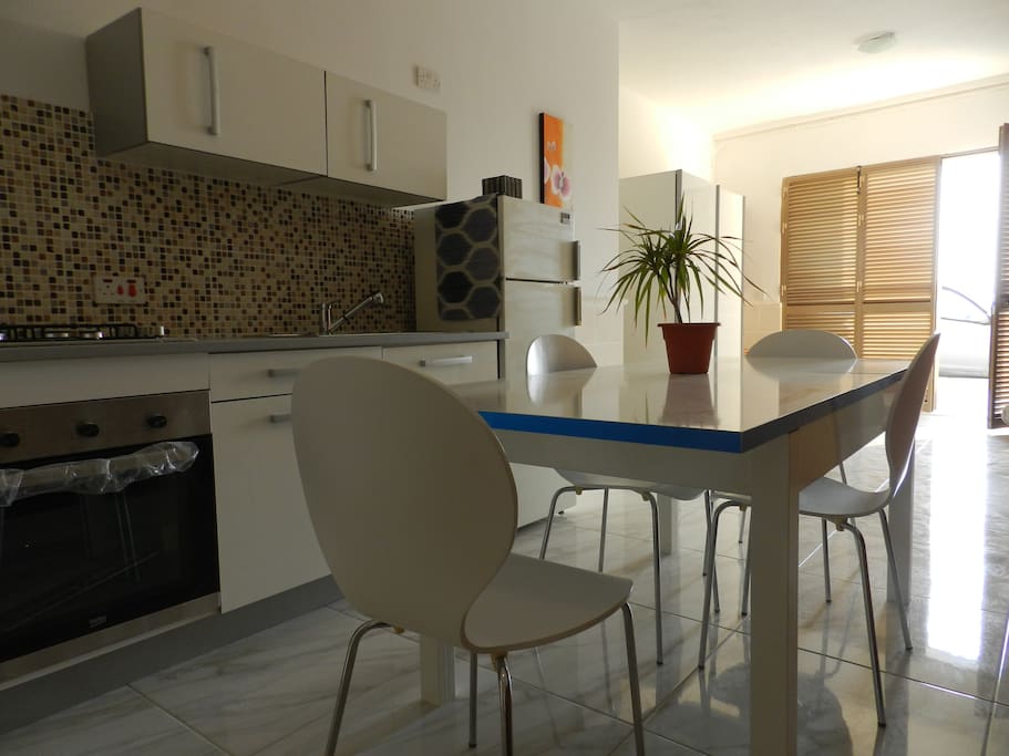 Kitchenette & dining area