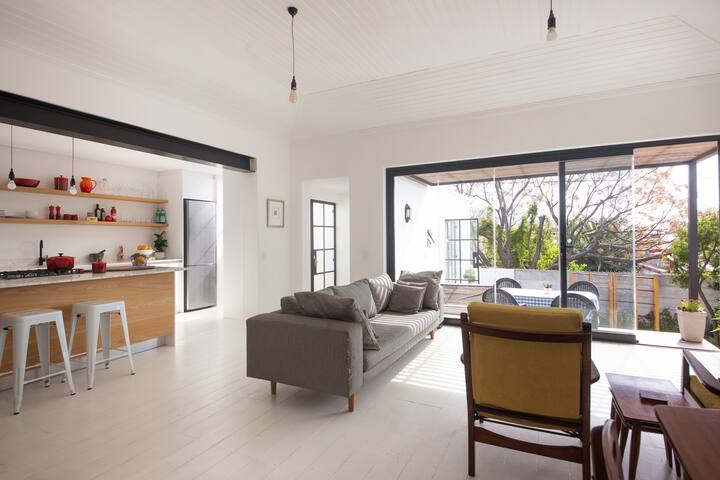 Beautiful Cape Town City Bowl Cottage. gallery image 5