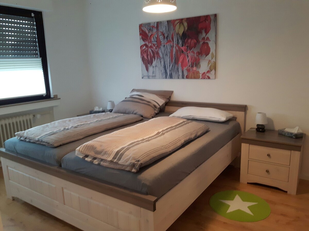 Dhomë gjumi me grilë elektrike dhe dyshekë shëndetësor